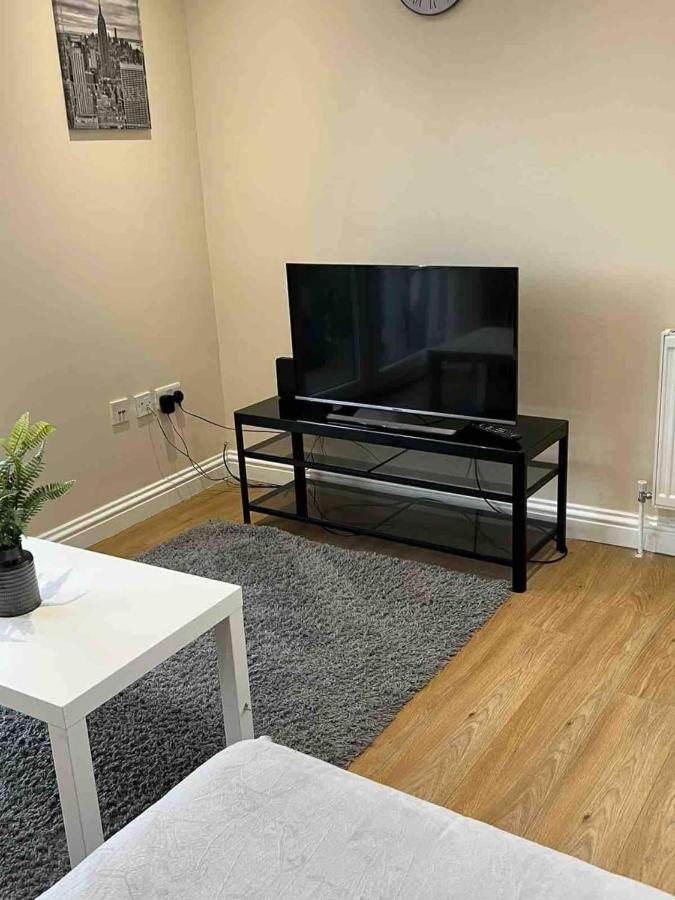 Holiday Flat In Central Slough Near To London Heathrow And Windsor With Free Car Park Zewnętrze zdjęcie